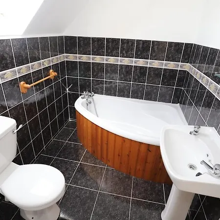 Detached House Enjoying Amazing Views Of Burren Mountain *